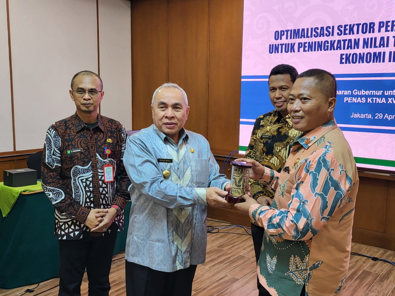 Gubernur Isran Noor Nominator Satyalencana Wira Karya