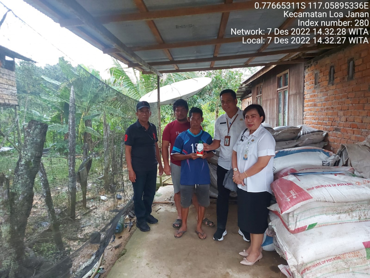 Disbun Serahkan Bantuan Pemeliharaan Kebun Benih Unggul Lada di Kukar