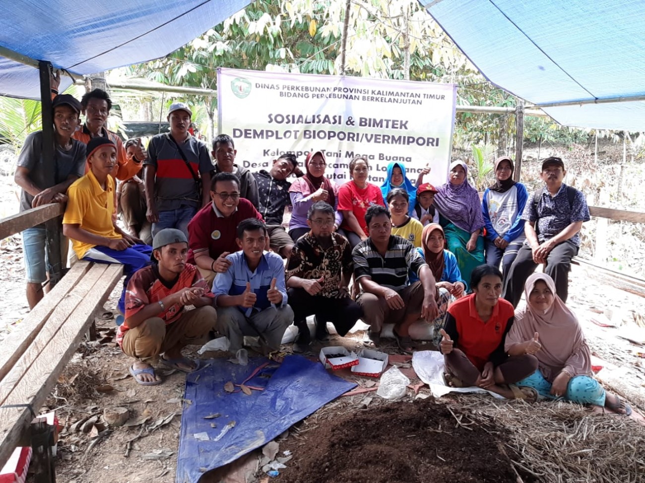 Disbun Kembangkan Demplot Biopori Menggunakan Cacing