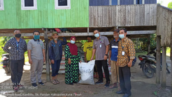 Disbun Serahkan Bantuan Pemeliharaan Kebun Sumber Benih Unggul Aren