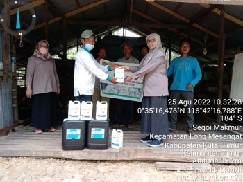 Disbun Serahkan Bantuan Alat Pasca Panen Karet di Kutai Timur