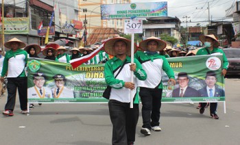 Disbun Semarakkan Pawai Pembangunan