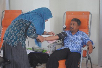 Disbun Kaltim Gelar Donor Darah dan Pasar Murah